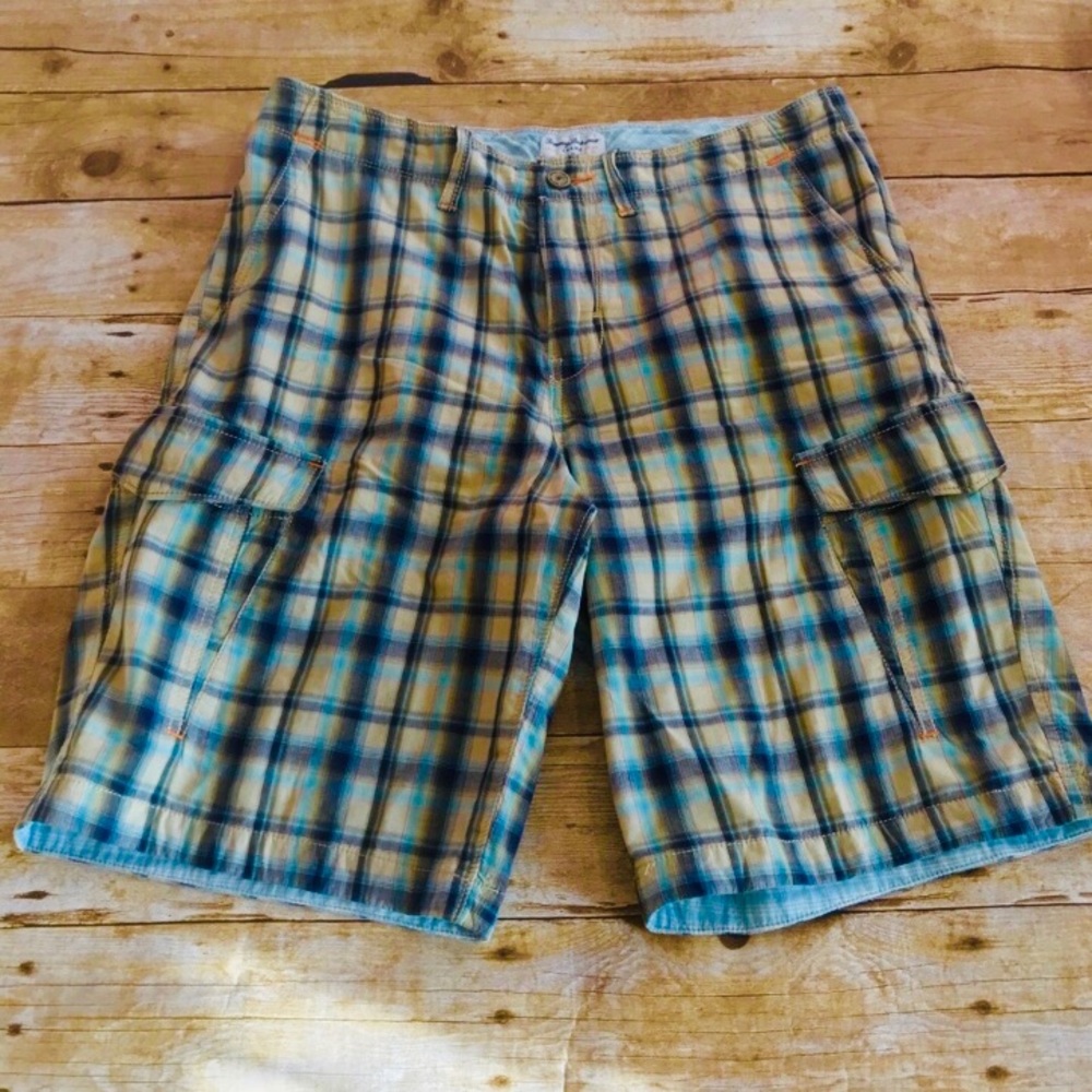 Men’s Plaid shorts by Tommy Bahama. Size 32 - Picture 1 of 6